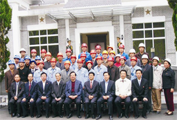 2004年10月，中共中央政治局常委、 國家副主席曾慶紅（第一排中）視察中國